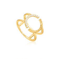 Golden ring with zirconium