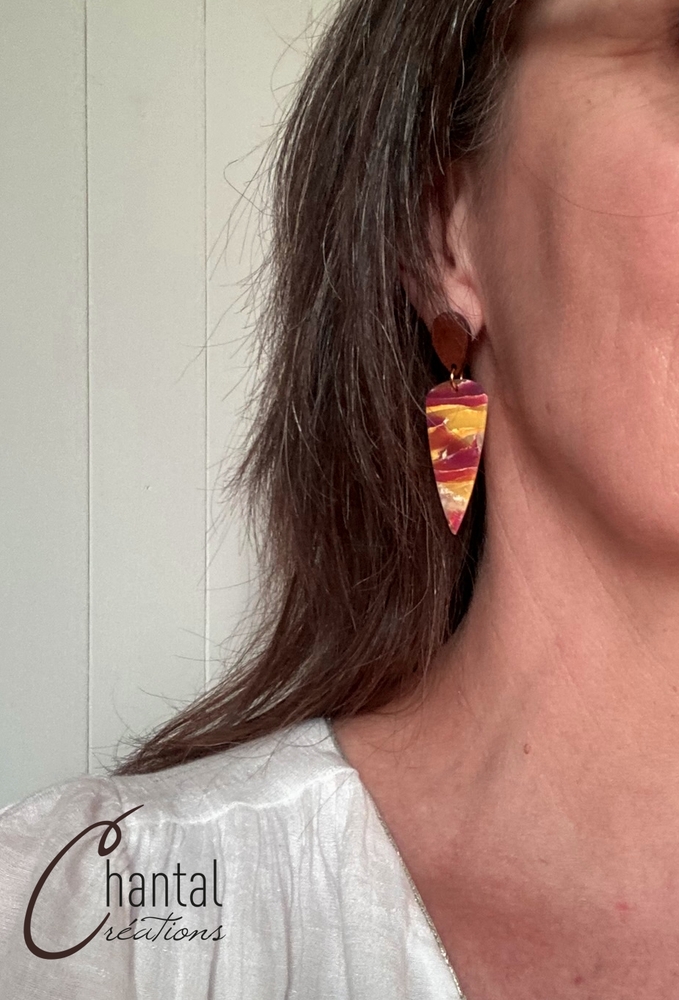 Boucles d'oreilles pendantes Carla Flamme, argile polymère, bois, acier inoxydable - 25-BO-2 - Création Chantal