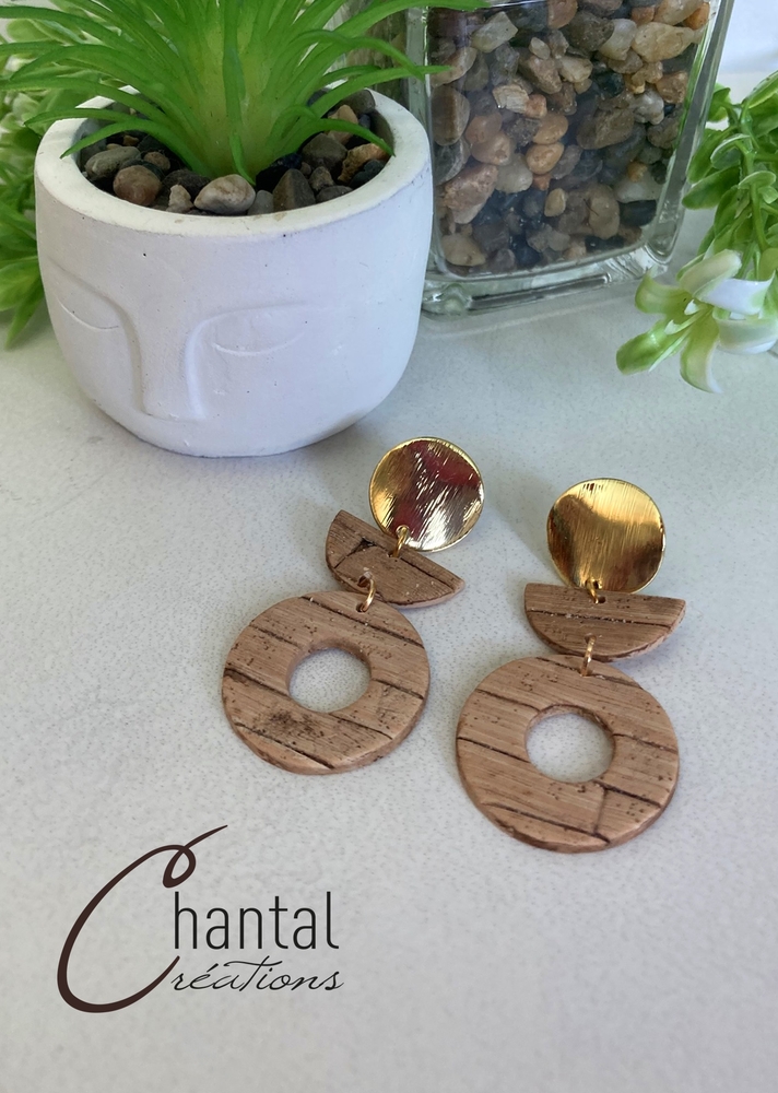 Boucles d'oreilles pendantes Calypso bois, argile polymère, acier inoxydable doré - 25-BO-19 - Création Chantal