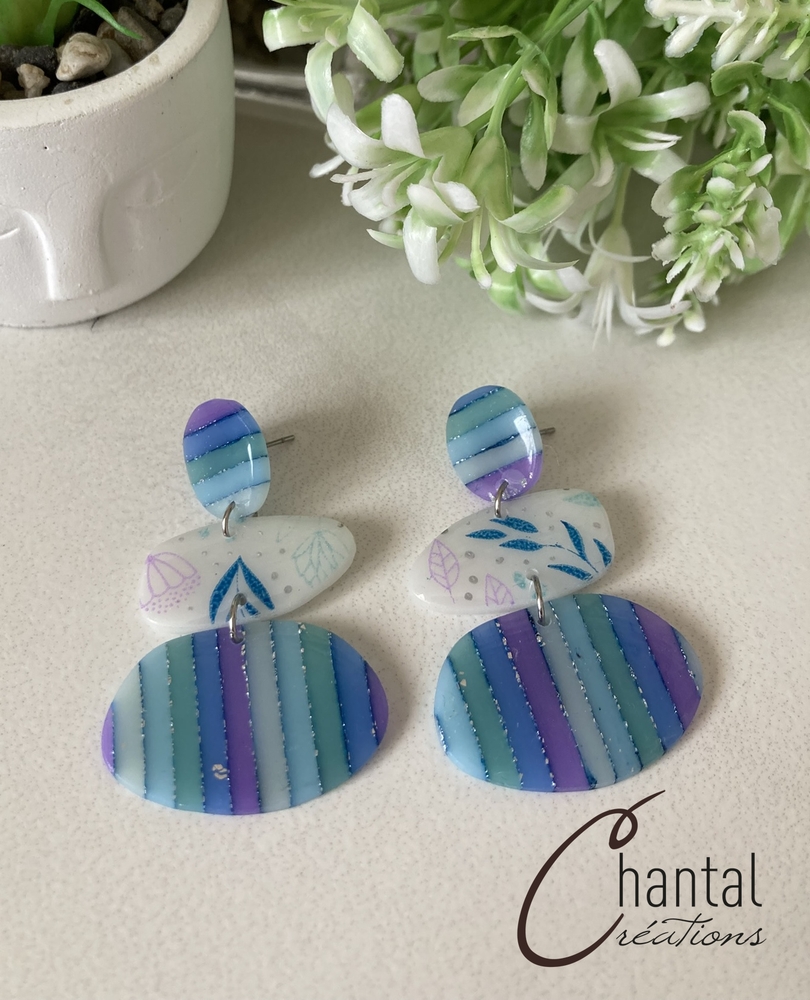 Boucles d'oreilles pendantes Galina bleue, argile polymère, acier inoxydable - 25-BO-22 - Création Chantal