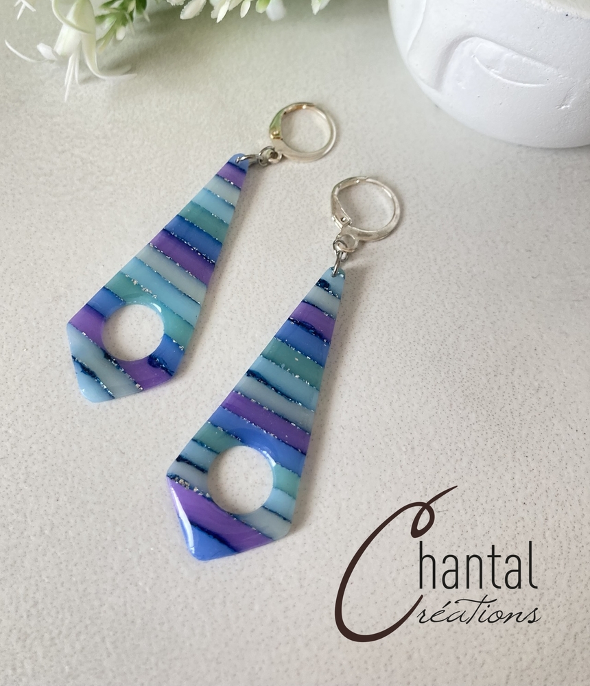 Boucles d'oreilles pendantes Kim bleue, argile polymère, acier inoxydable - 25-BO-23 - Création Chantal