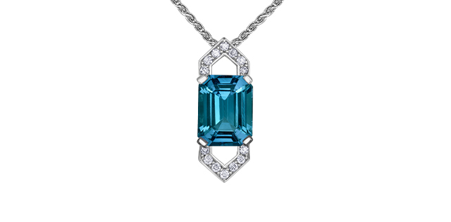 Pendentif or blanc 10 carats, topaze bleu London 9x7 millimètres, 10 points de diamants total