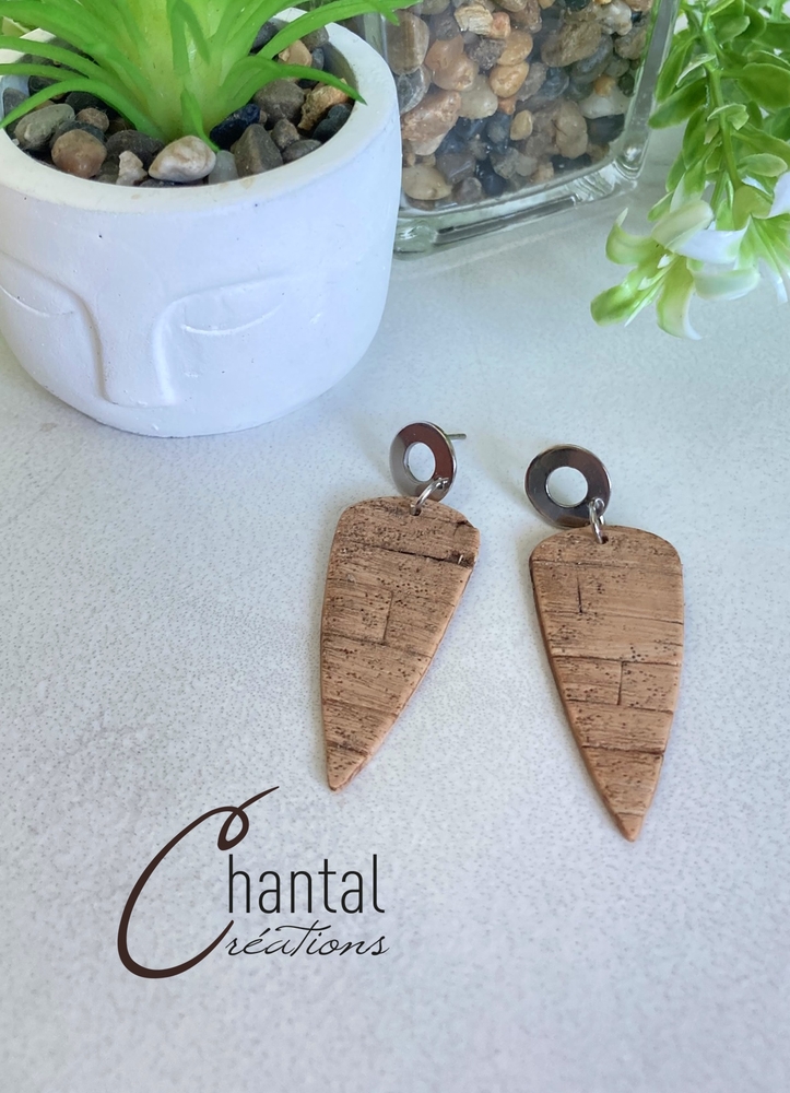Boucles d'oreilles pendantes Carla bois, argile polymère, acier inoxydable - 25-BO-20 - Création Chantal