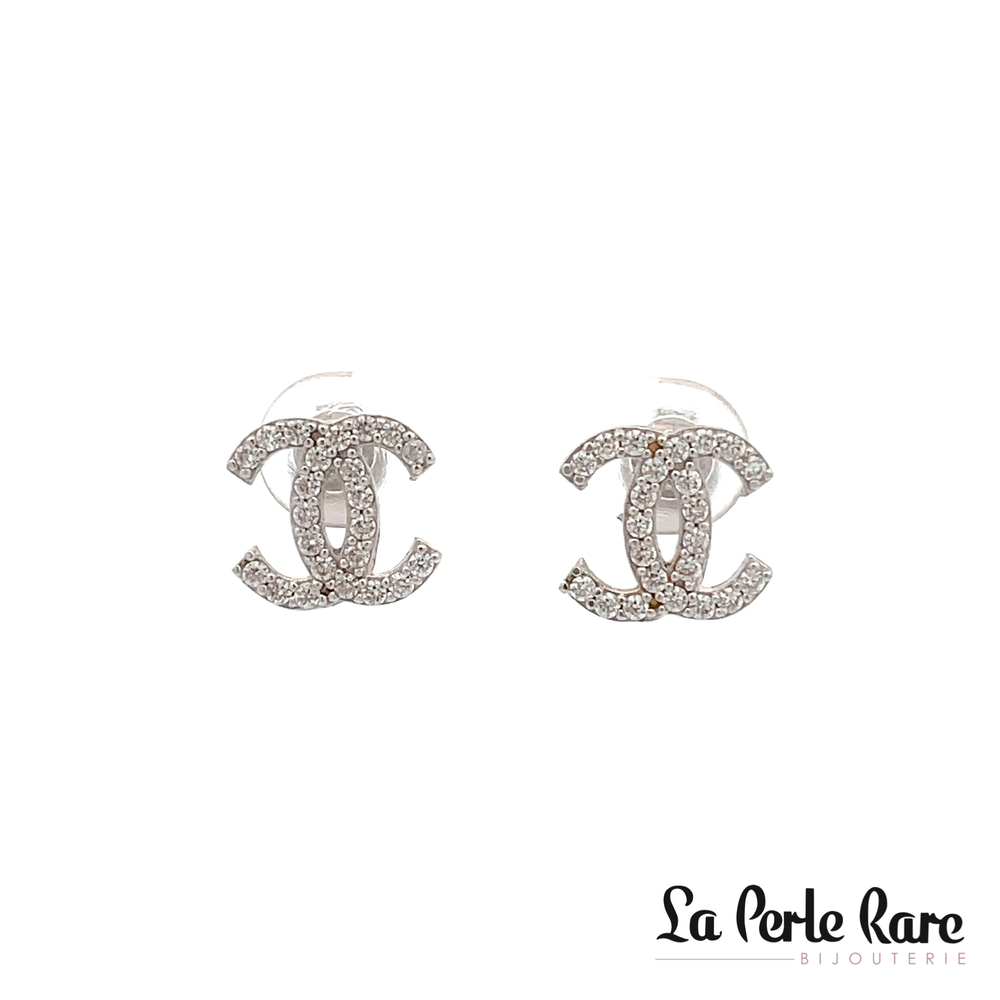 Boucles d'oreilles fixes de style Coco Chanel, or blanc 10 carats, zircons incolores - EKP-1064-B - Exclusivités