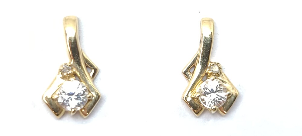 Yellow gold, zirconium, and tot of 1 dia pt fixed earrings