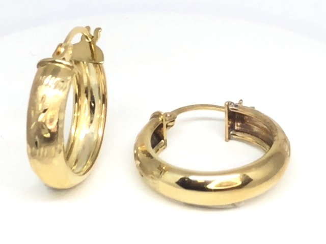 10 kt plain yellow gold hoop earrings with patterns