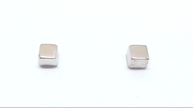 3 mm white gold square fixed earrings