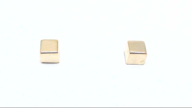 3 mm yellow gold square fixed earrings