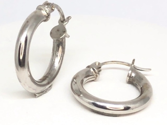 Hoop earrings in plain white gold for women