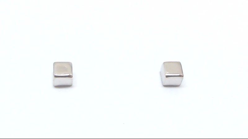 2.5 mm white gold square fixed earrings