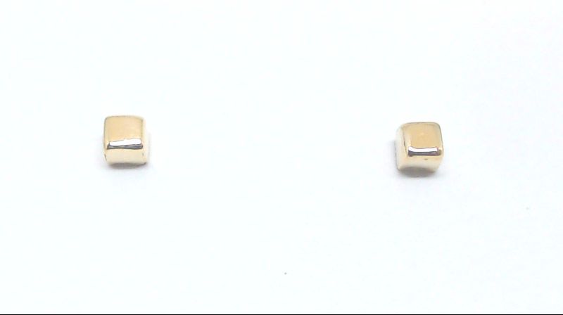 2 mm yellow gold square fixed earrings