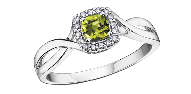 White gold ring, tot of 7 dia pts and peridot