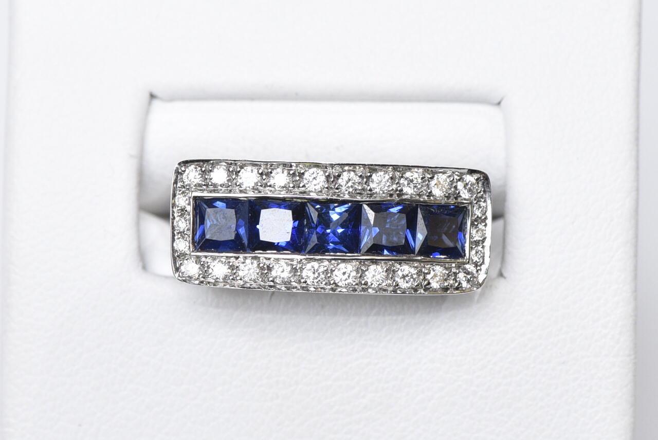 White gold ring with a 175-point sapphire and a total of 35 diamond points